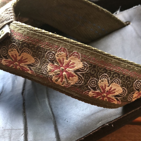 Teva Flip Flops 1.5” Heel Khaki Olive Green with Floral and Spirals size 9 - Picture 5 of 11